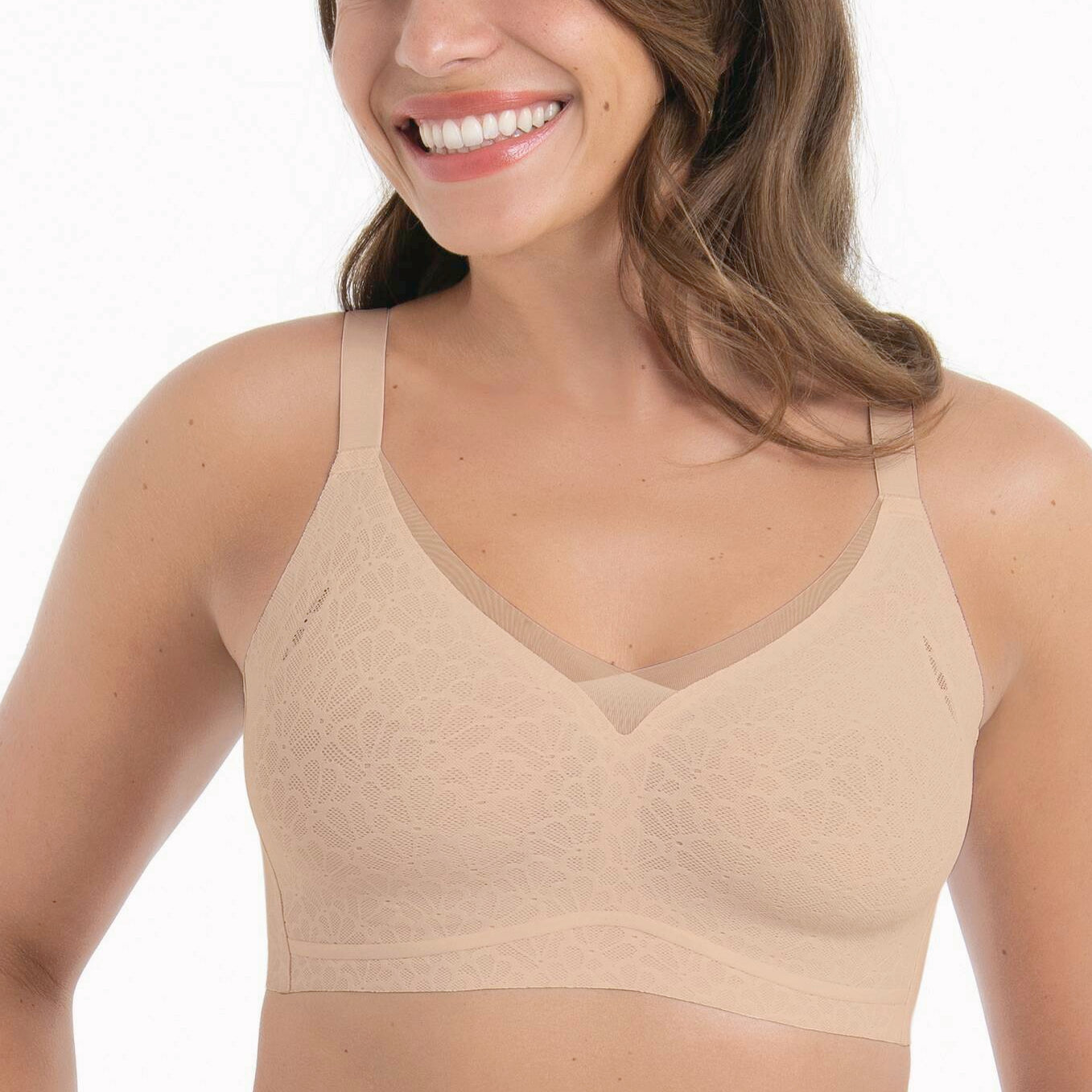 Mujer sonriente usando el Sujetador Bralette Essential Smart Anita 5433 en color nude, mostrando comodidad y estilo.