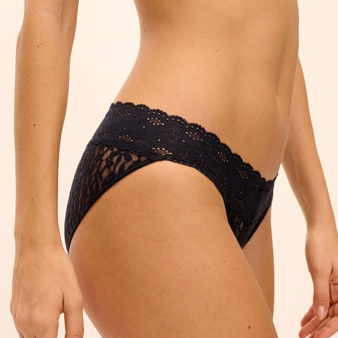 Braga Bikini Halo Lace Wacoal WA878205 Encaje Floral Black