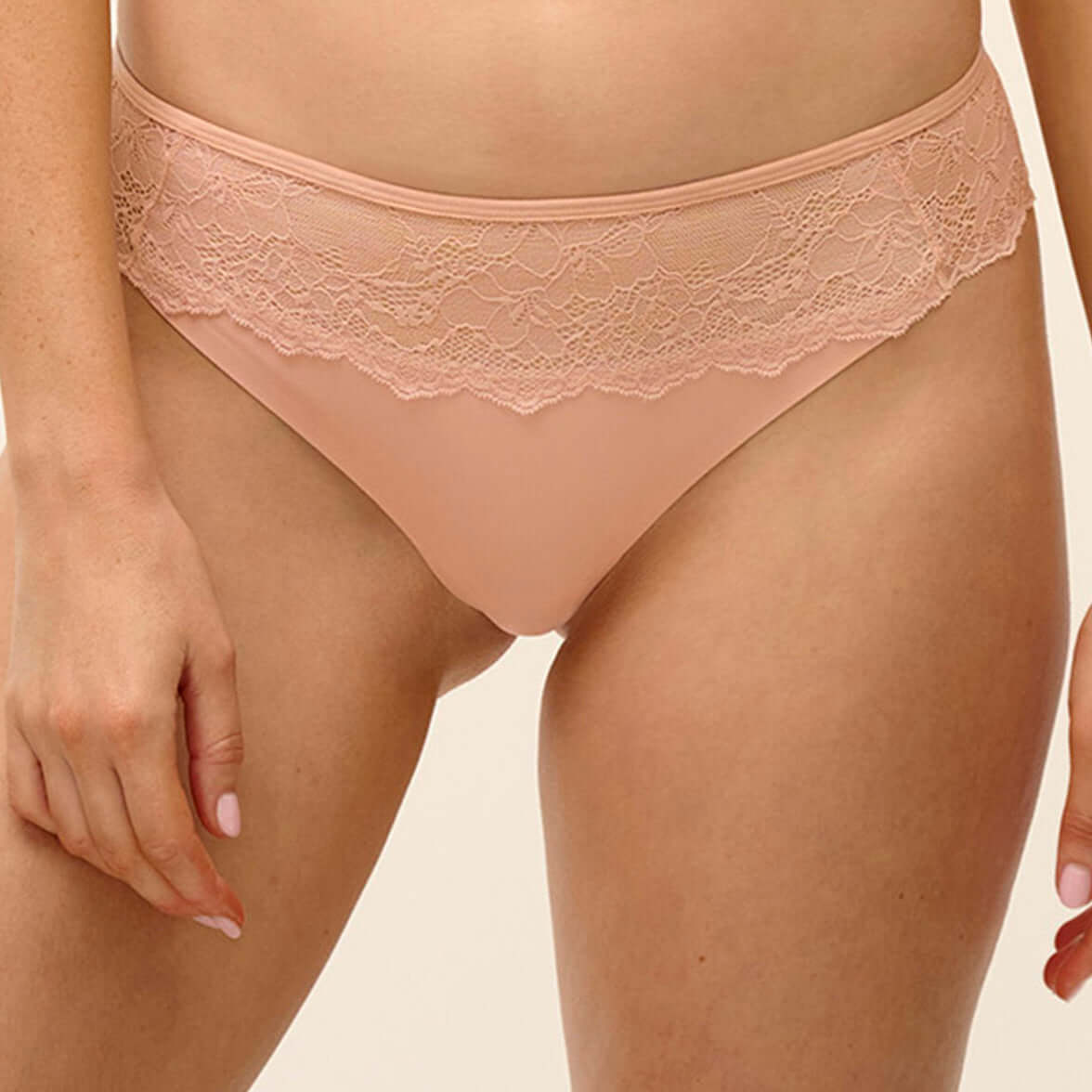 Tanga Wacoal Essence WE602270 Encaje Invisible y Confort Rosa Cameo