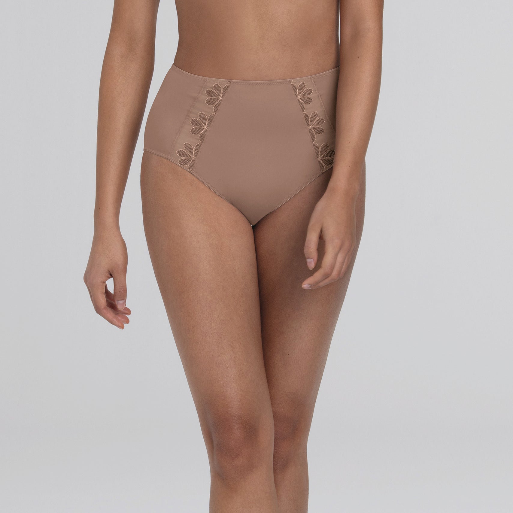 Braga de Talle Alto Sophia Anita 1309 con bordado floral en color nude, ideal para el confort diario.
